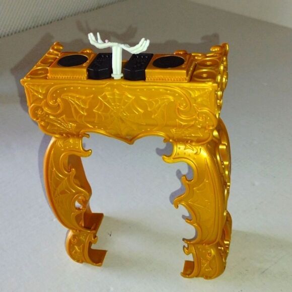 Monster High 13 Wishes Spectra's Gold Disc Jockey Booth & Turntables & Highchair - Picture 3 of 10